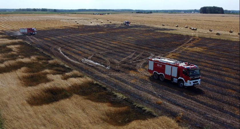 Niebezpieczny pożar na środku pola. Z żywiołem walczyło pięć zastępów [VIDEO i FOTO]