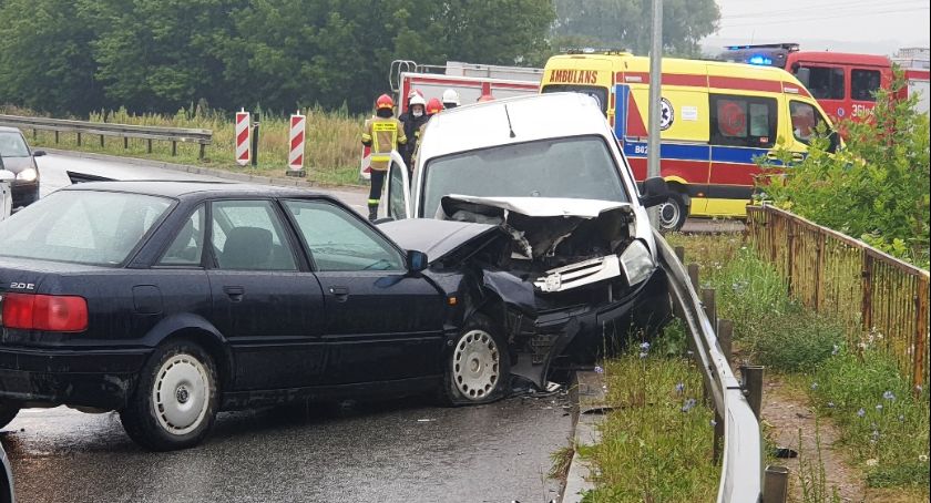 Czołowe zderzenie przed mostem Hubala [FOTO]