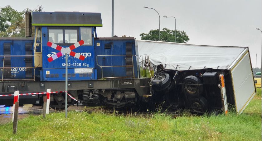 Wypadek na przejeździe kolejowym. Zablokowana ul. Poznańska [FOTO i VIDEO]