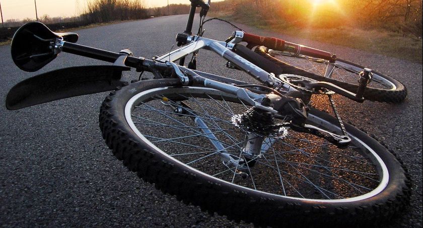 Pijany rowerzysta jechał całą szerokością jezdni