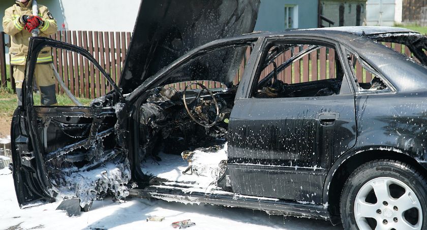 Pożar samochodu w Tarnowie. Auto spłonęło doszczętnie [FOTO]