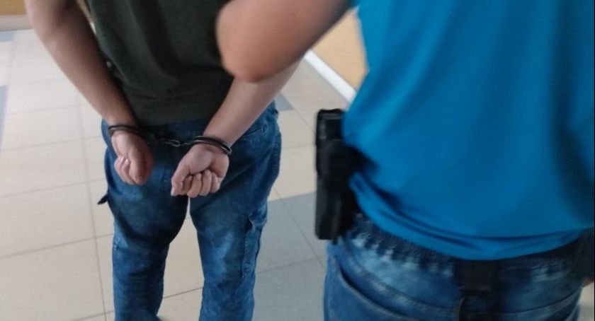 Zrobił zakupy i nie zapłacił. Z towarem wybiegł ze sklepu