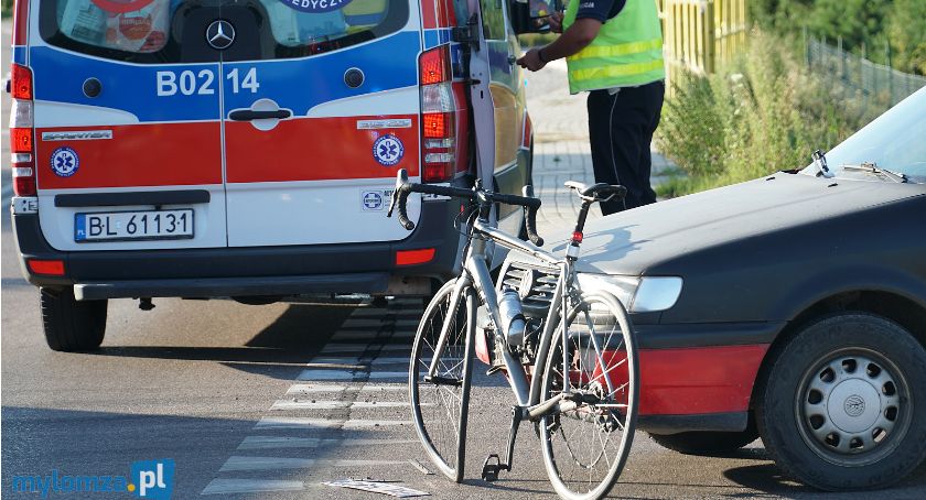 Dostał się pod auto. Rowerzysta w szpitalu [FOTO]