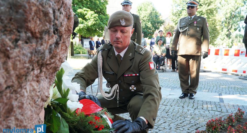 Kwiaty pod pomnikiem Żołnierzy 33 Pułku Piechoty [FOTO]