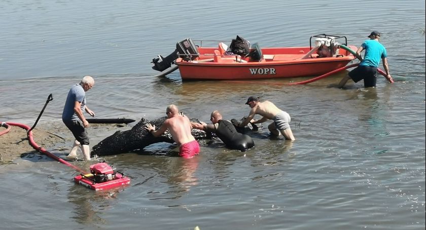 Problematyczna mielizna w Porcie Łomża. Pomogli ratownicy i strażacy [FOTO]