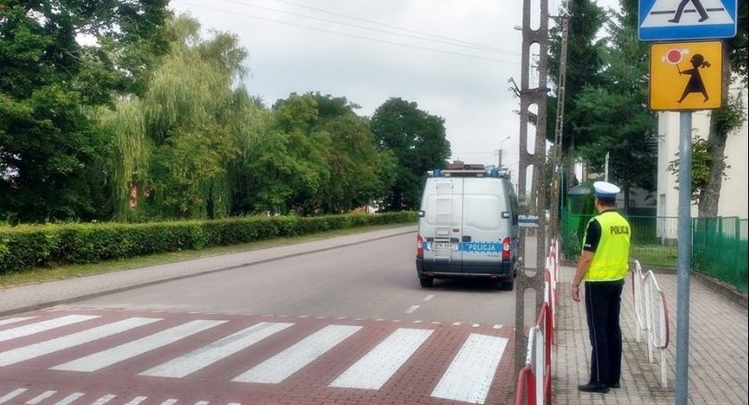 Łomżyńscy policjanci sprawdzają oznakowanie przy szkołach 