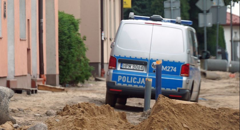 Wypadek na Dwornej. Mężczyzna spadł z dachu