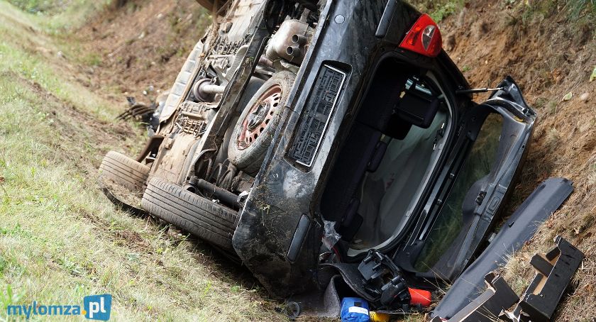 Wypadek na trasie Jeziorko – Kownaty. Auto dachowało [FOTO]