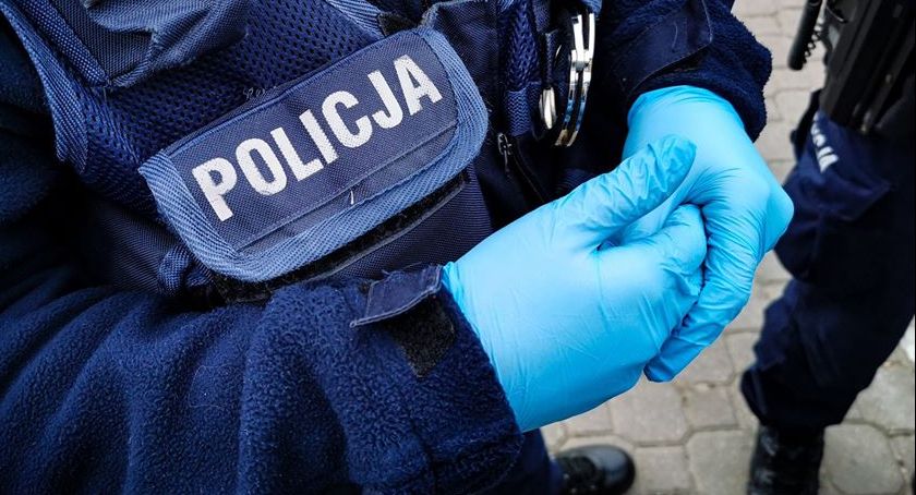 Policjanci znaleźli wiszącego mężczyznę. Uratowali go