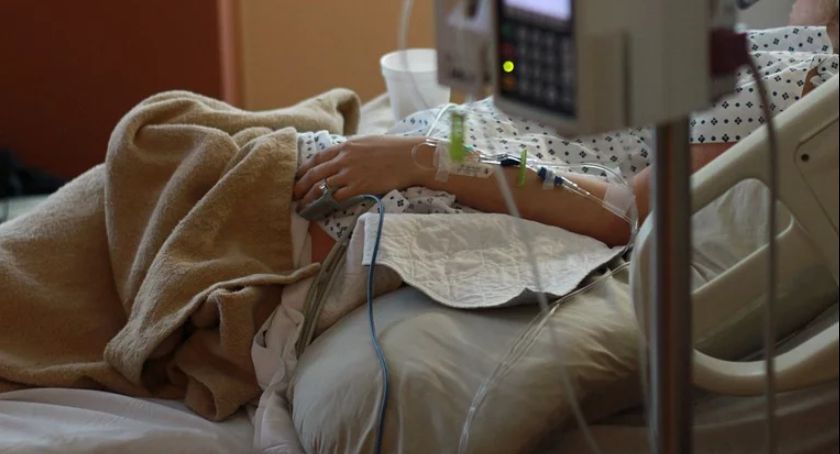 Nowy przypadek koronawirusa w powiecie. Kobieta jest hospitalizowana 