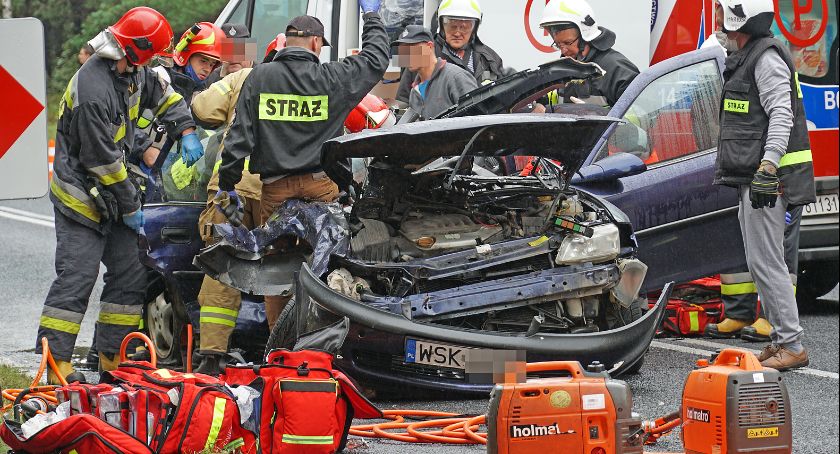 Tragiczny wypadek za Kuziami. Nie żyje pasażerka samochodu osobowego [FOTO]
