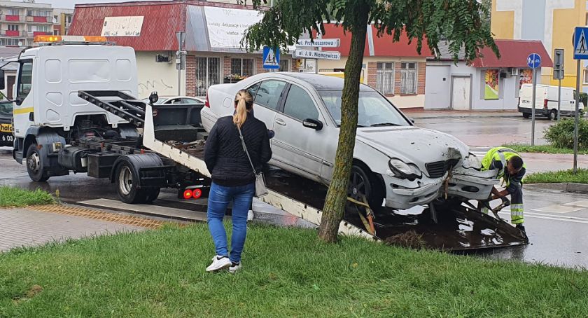 Mercedes na drzewie [FOTO]