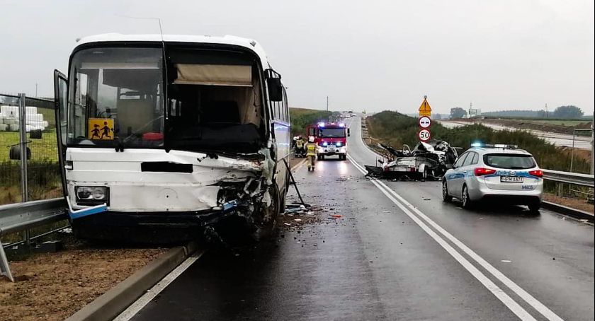 Śmiertelny wypadek na DK61! Osobówka zderzyła się z autobusem. W środku były dzieci 