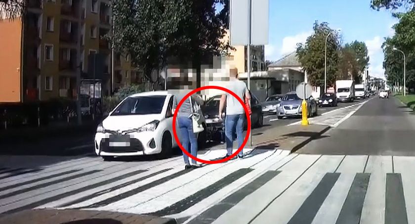 Łomża. Motocyklista gapa [VIDEOREJESTRATOR]