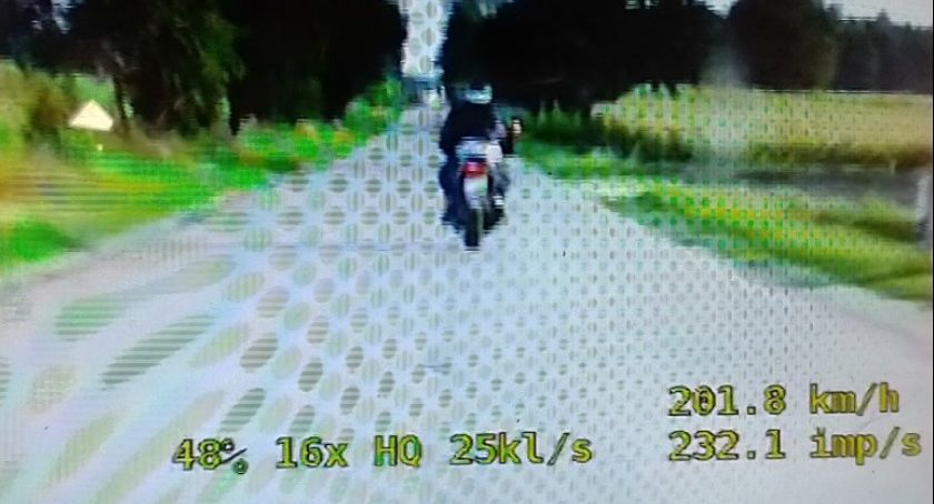 Pijany motocyklista pędził 200 km/h! Ucieczkę przed łomżyńską policją zakończył w rowie [FOTO]