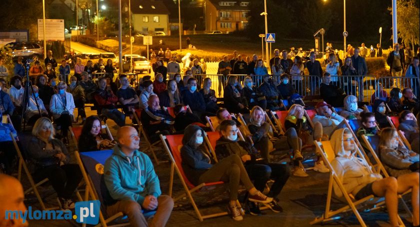 Łomża. Stand-up na leżakach i na stojąco [FOTO]