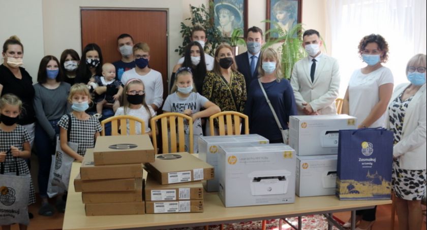 Łomża. Sprzęt komputerowy dla rodzin zastępczych i Placówki Opiekuńczo-Wychowawczej [FOTO]