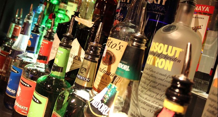 Łomża. Złodziej wyniósł ze sklepu karton z markowym alkoholem