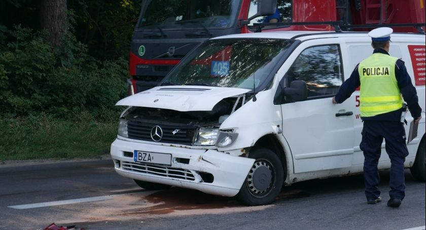 Kraksa w Marianowie. Kierowca fiata w szpitalu [FOTO]