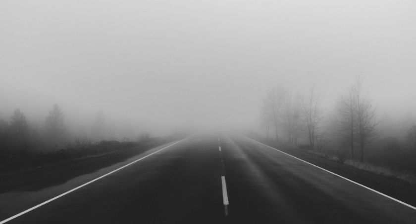 Uwaga na gęstą mgłę. IMGW wydał ostrzeżenia