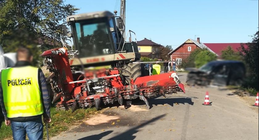 Czołowe zderzenie z maszyną rolniczą. Kierowcę osobówki zabrał śmigłowiec LPR