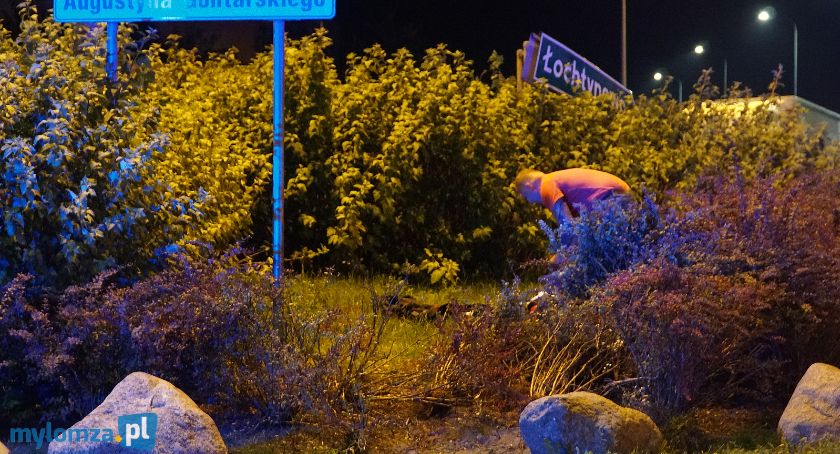 Z impetem wjechał na nasyp ronda. Groźny wypadek motocyklisty [FOTO]