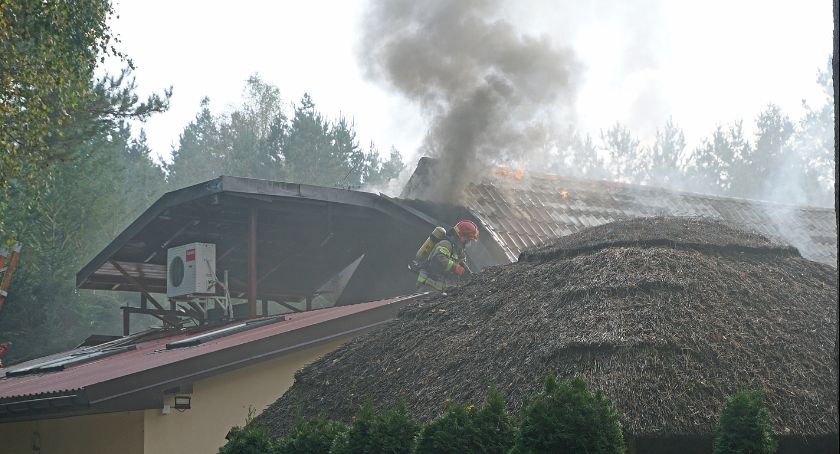 Pożar domu w gminie Zbójna. Trwa dogaszanie [FOTO]