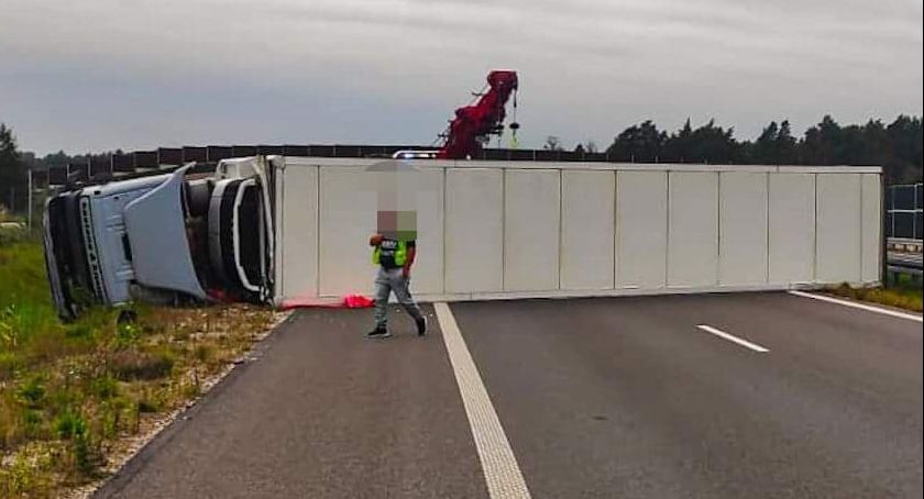 S8. Duża kraksa z udziałem nietrzeźwego kierowcy. Droga jest zablokowana [FOTO]