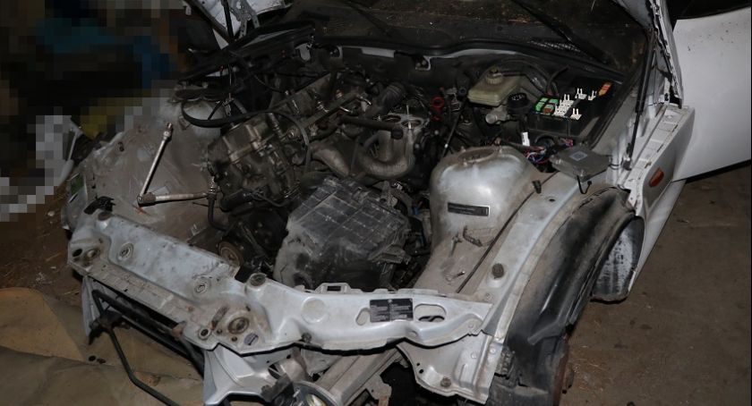 Złodzieje rozkradli BMW. Zabrali to, co przedstawiało jakąkolwiek wartość
