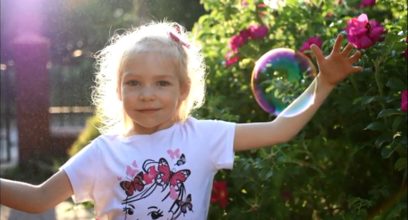 Urzędnicy pomagają Oli.  W Ratuszu zarejestrujesz się w bazie DKMS