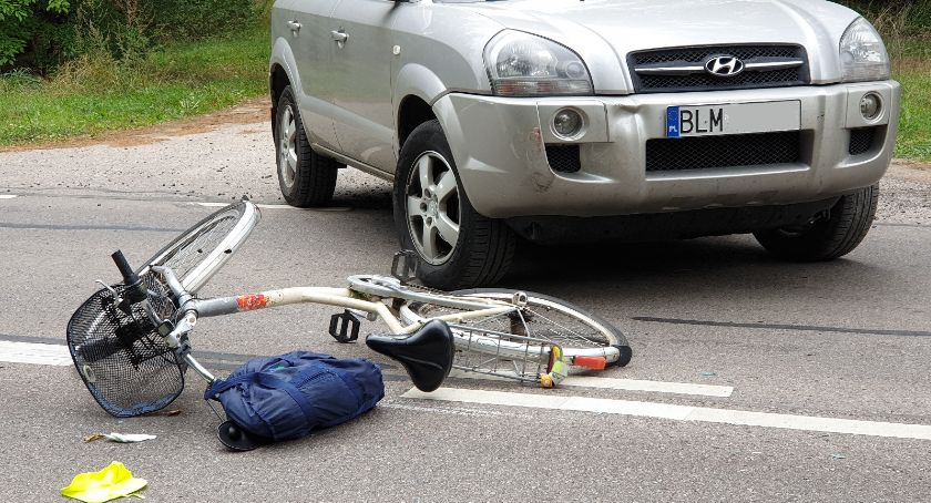 Potrącenie rowerzystki za Nowogrodem. Kobieta trafiła do szpitala [FOTO][AKTUALIZACJA]