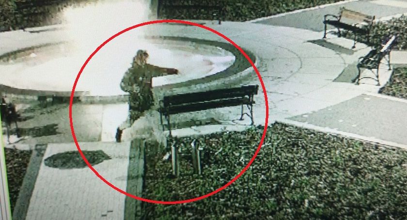 Łomża. Zniszczone drzewko i uszkodzony element fontanny. Sprawcę rozróby nagrała kamera monitoringu! [VIDEO]