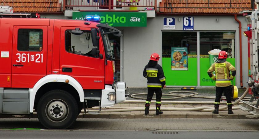 Pożar na Legionów. Strażacy uratowali Żabkę przed spaleniem [FOTO]