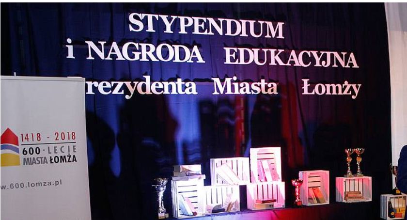 Prezydent Łomży przyznał stypendia wyróżniającym się uczniom