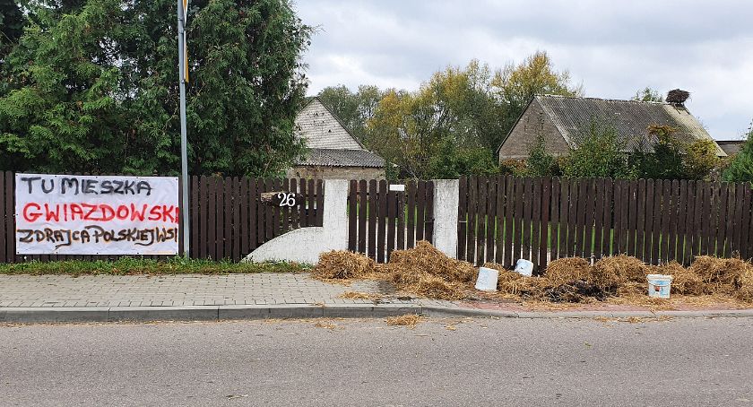 Protestujący rolnicy rozrzucili obornik przed domem posła Gwiazdowskiego [FOTO i VIDEO]