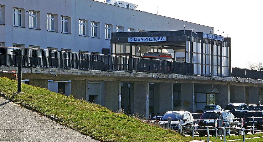 Łomża. Kolejne łóżka dla pacjentów z COVID-19. Lekarze i pielęgniarki z POZ otrzymują nakazy pracy w szpitalu 