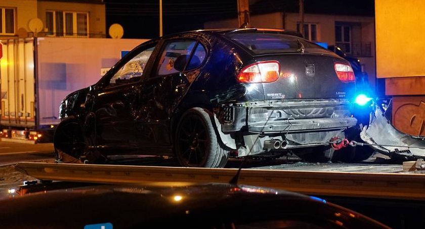 Łomża. Wjechał w skrzynkę gazową i wylądował w altanie. 28-latek był nietrzeźwy