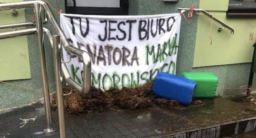 Obornik przed biurem senatora Marka Komorowskiego