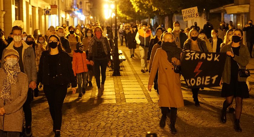 Strajk kobiet w Łomży. Kilkaset osób uczestniczyło w manifestacji na ulicach miasta [VIDEO i FOTO]
