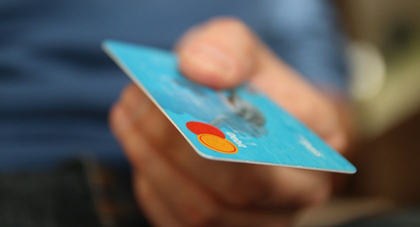 Łomża. Małżeństwo płaciło za zakupy cudzą kartą