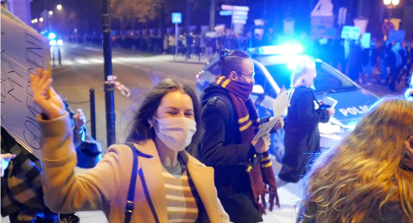 Kolejny dzień protestów w Łomży. Strajk Kobiet się nie zatrzymuje [FOTO i VIDEO]