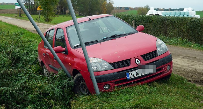 Zostawił samochód w rowie i uciekł. Był pijany