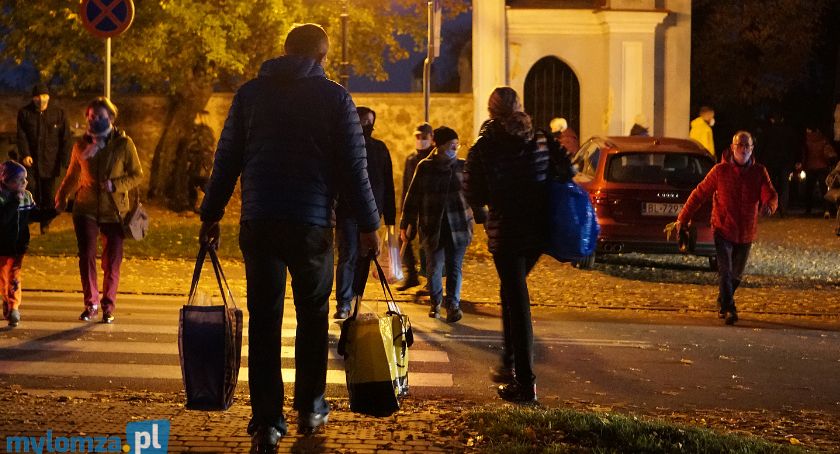 Przyśpieszone święto.  Tłumy na cmentarzach w Łomży [FOTO]