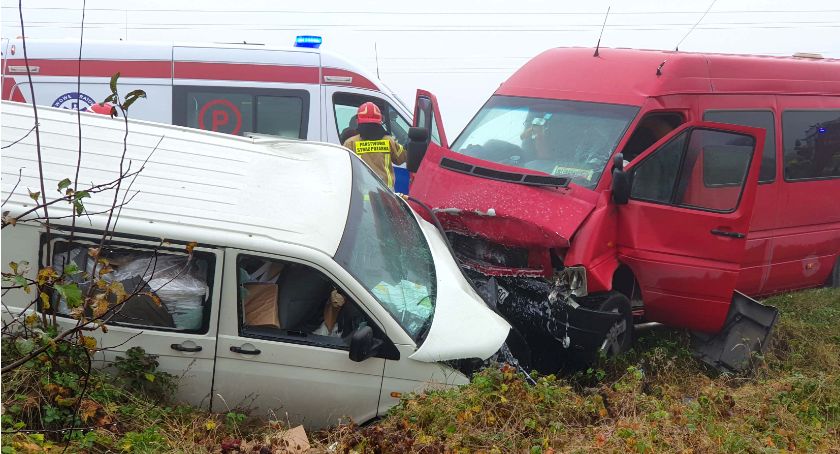 Czołowe zderzenie dwóch busów na trasie Łomża - Śniadowo [FOTO]
