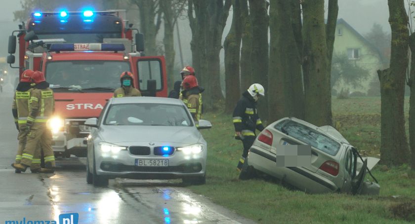 Uderzył w drzewo na DK61 [FOTO]