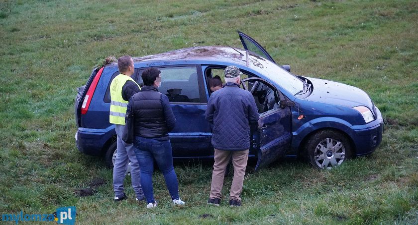 Ford dachował we wsi Gać. Pasażerka trafiła do szpitala [FOTO]
