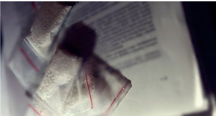 40-letni mieszkaniec Łomży schował narkotyki w szafce z książkami