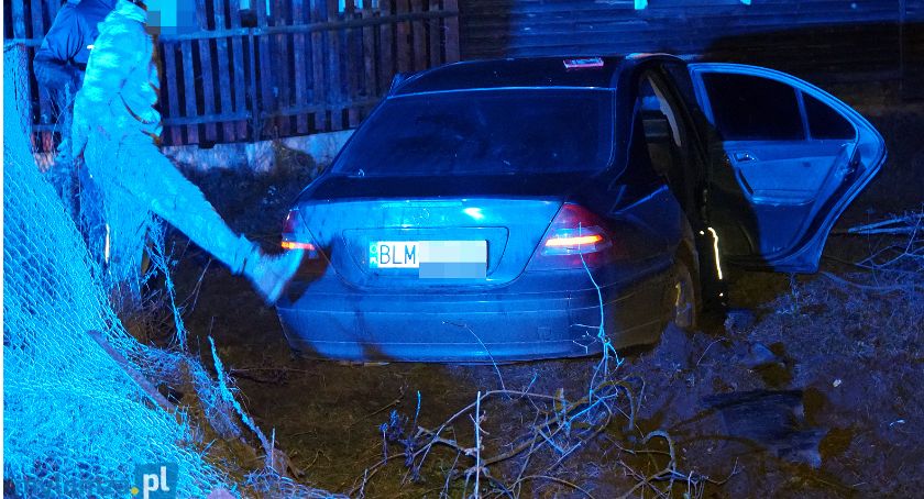 Krzewo. Nietrzeźwy kierowca wjechał w ogrodzenie. Otrzymał dwa pozytywne wyniki [FOTO]