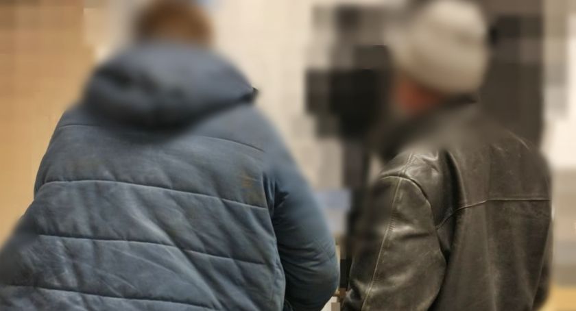 Gmina Piątnica. Weszli przez okno do cudzego domu i pili tam alkohol. Obudzili ich policjanci