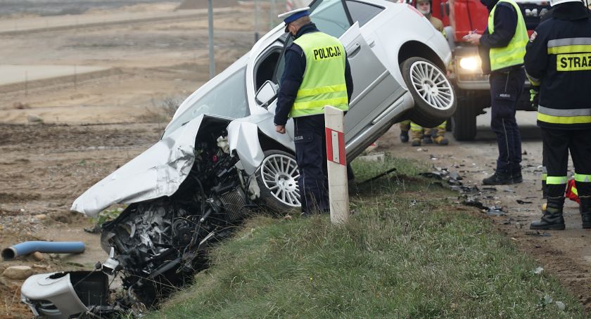 Osobówka wbiła się w ciężarówkę [FOTO]